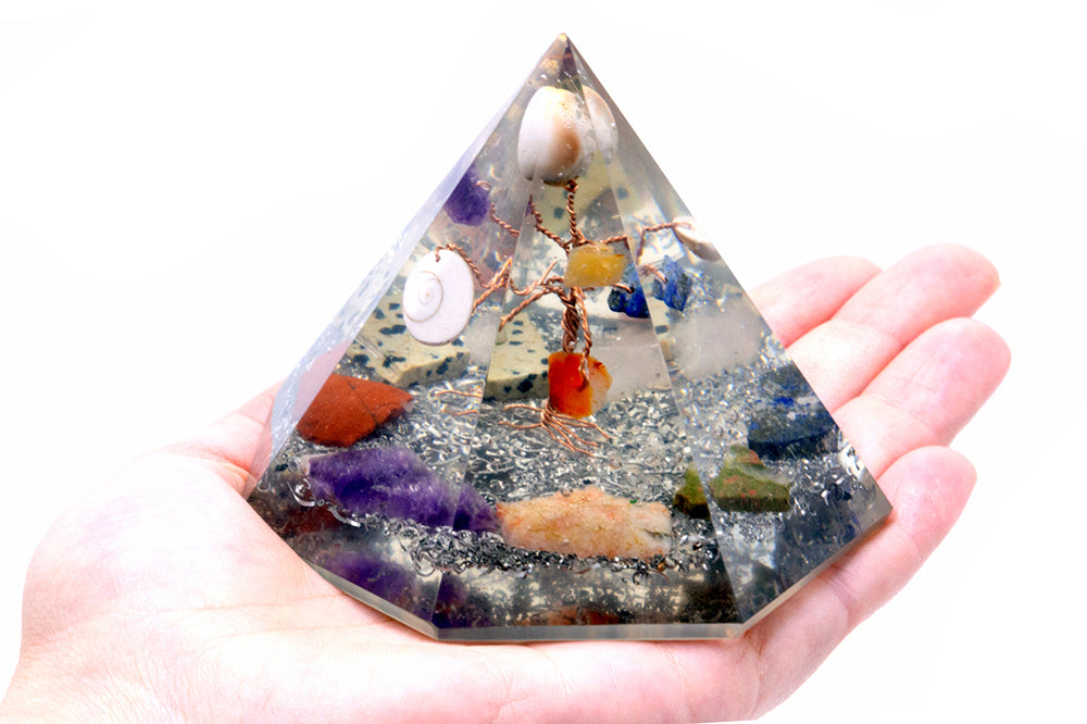 Pyramid Orgonite 7 cotés - Gemmes & Arbre de Sagesse - 90mm