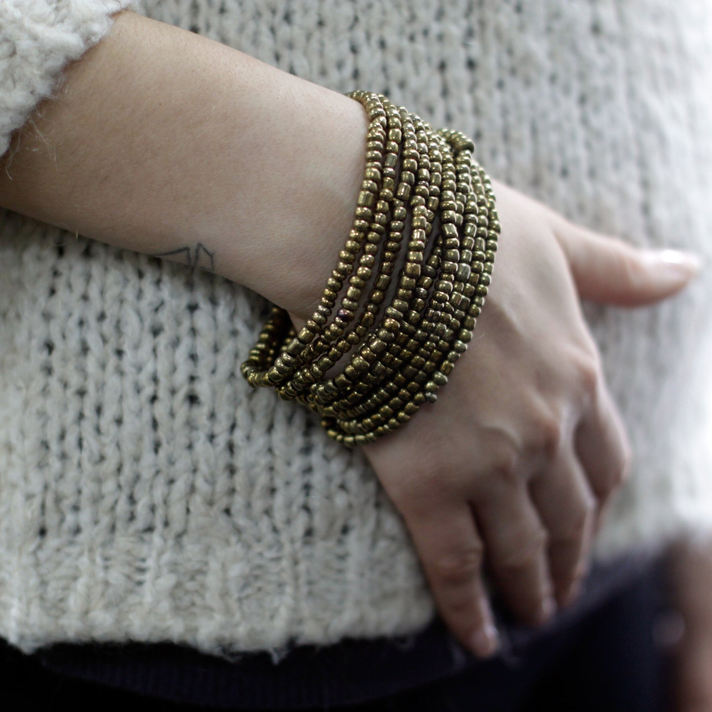 Fermoir en bois avec bracelet multi-perles - Or argenté / bronze