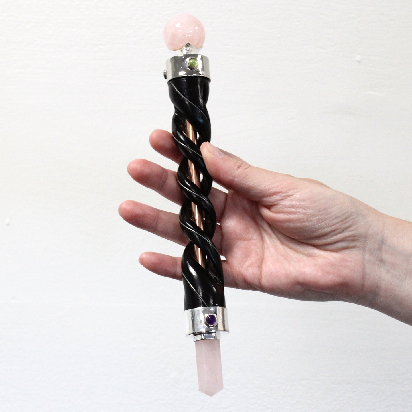 Baguette de guérison torsadée - Sphère de quartz de roche argentée