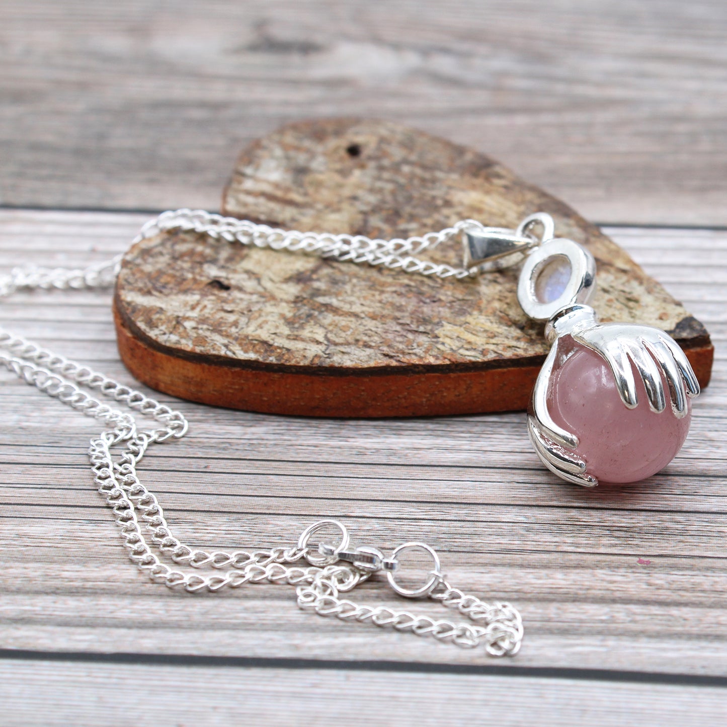 Pendentif Mains Guérissantes en Pierres Précieuses - Quartz Rose
