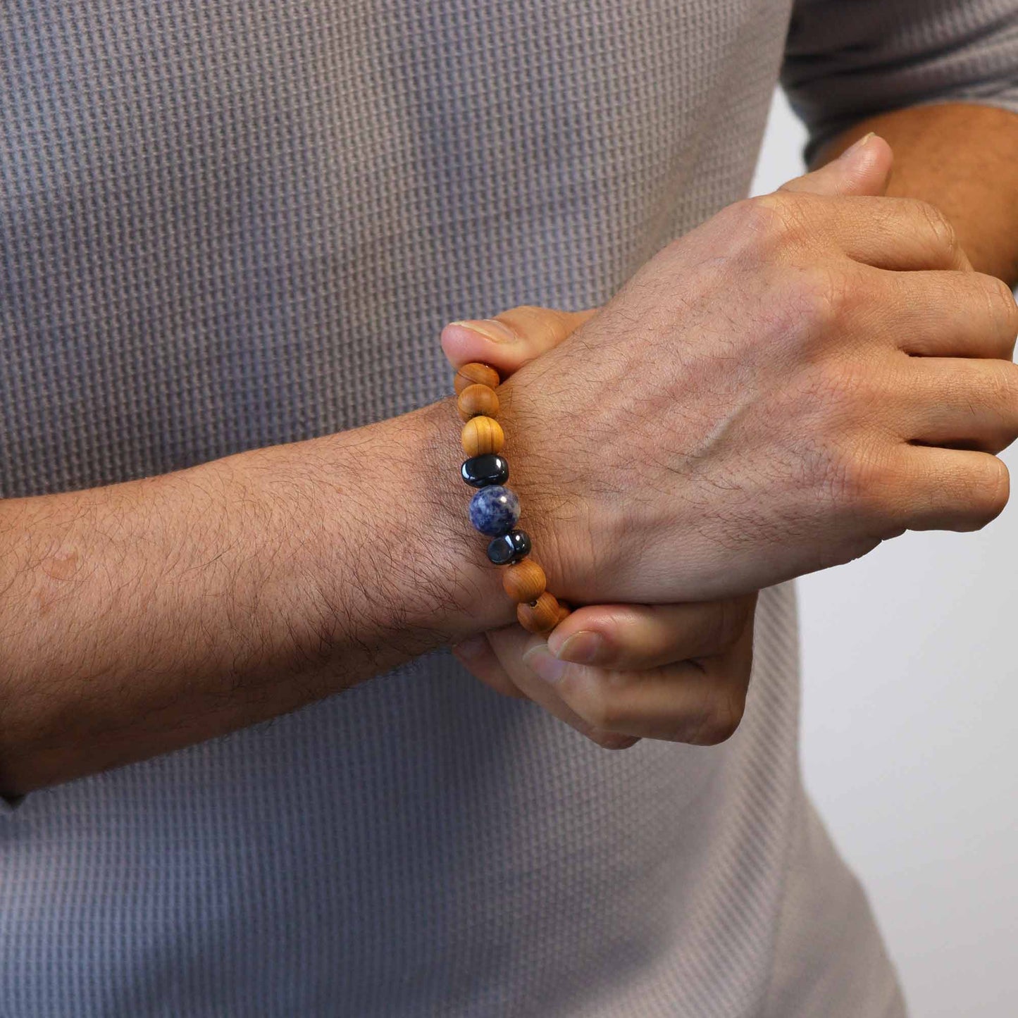 Bracelet Chakra de la Gorge en Bois de Cèdre avec Sodalite