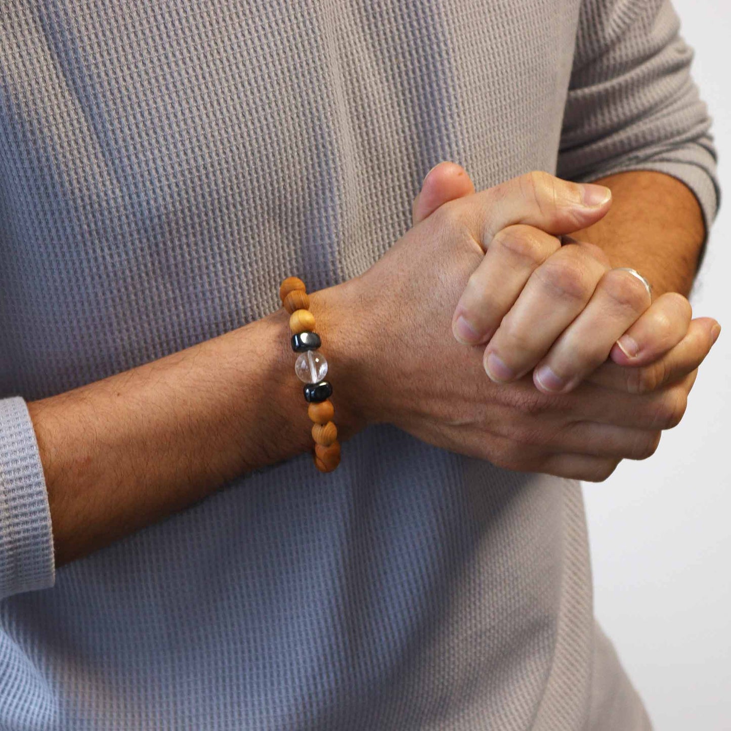 Bracelet Chakra de la Couronne en Bois de Cèdre avec Quartz Clair