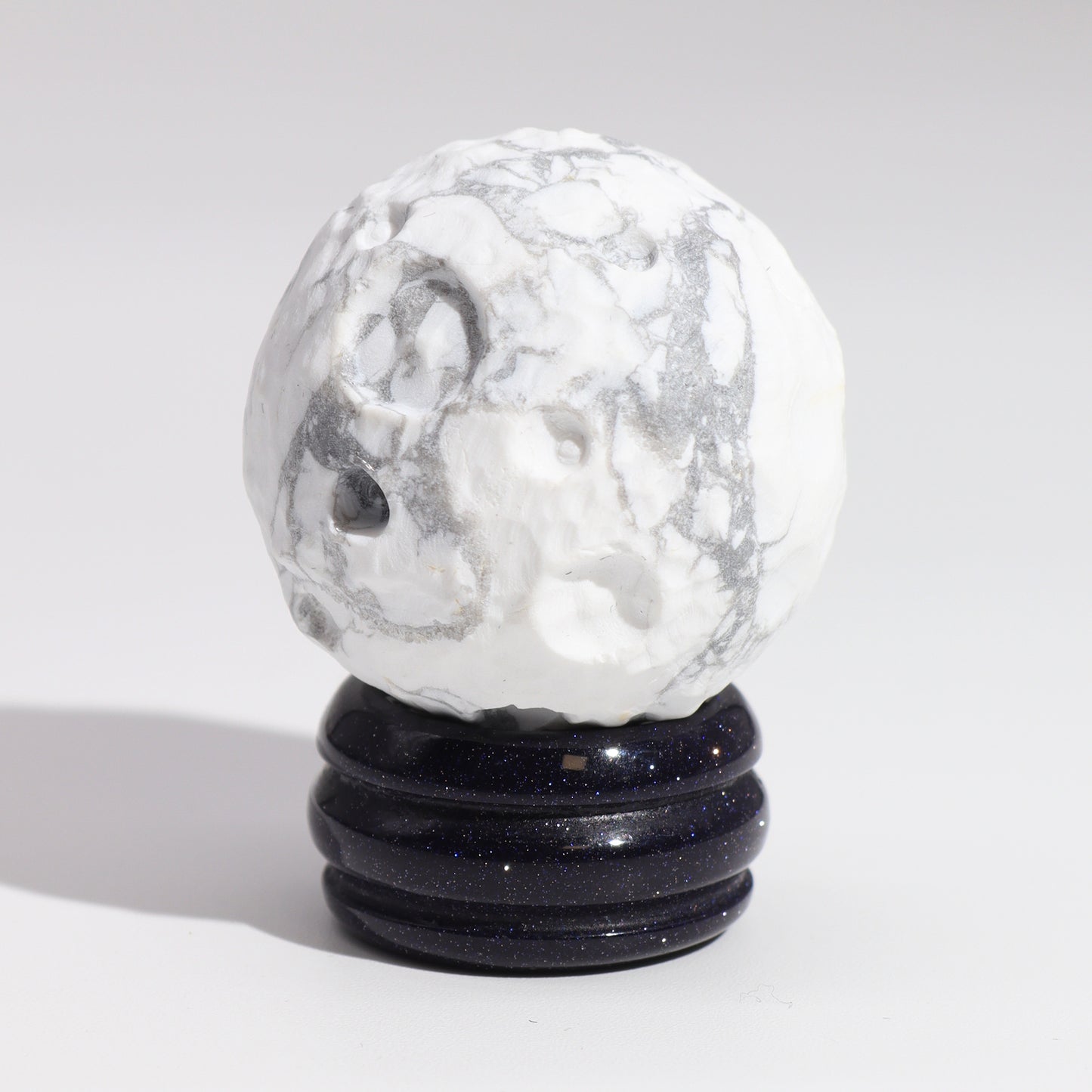 Planète en Howlite Blanche sur Support en Pierre Goldstone - 40mm (support 30x15mm)