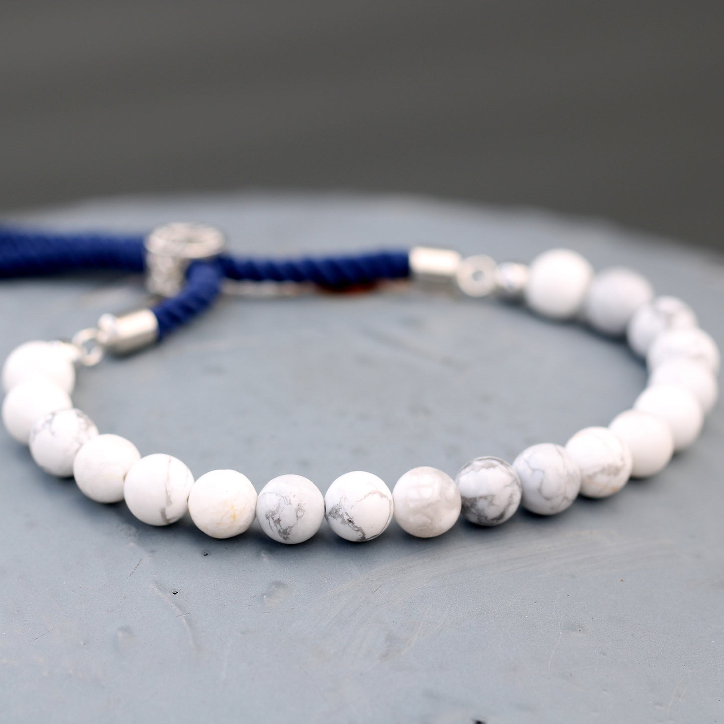 Bracelet en Gemme plaqué argent 925 - Cordon Bleu foncé - Howlite Blanche