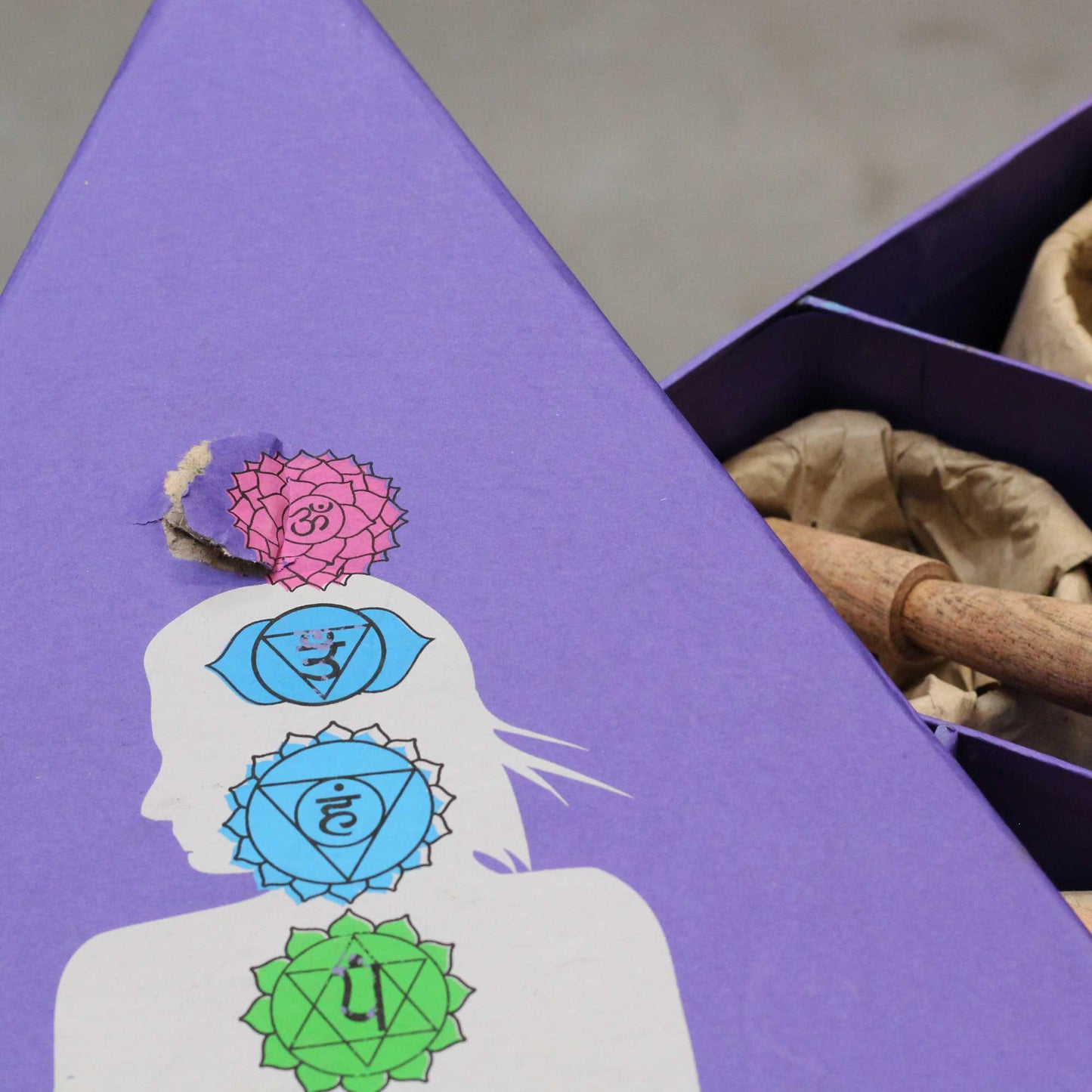 Coffret Cadeau Bol Chantant Pyramide des Chakras - Boîte Endommagée