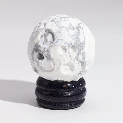 Planète en Howlite Blanche sur Support en Pierre Goldstone - 40mm (support 30x15mm)